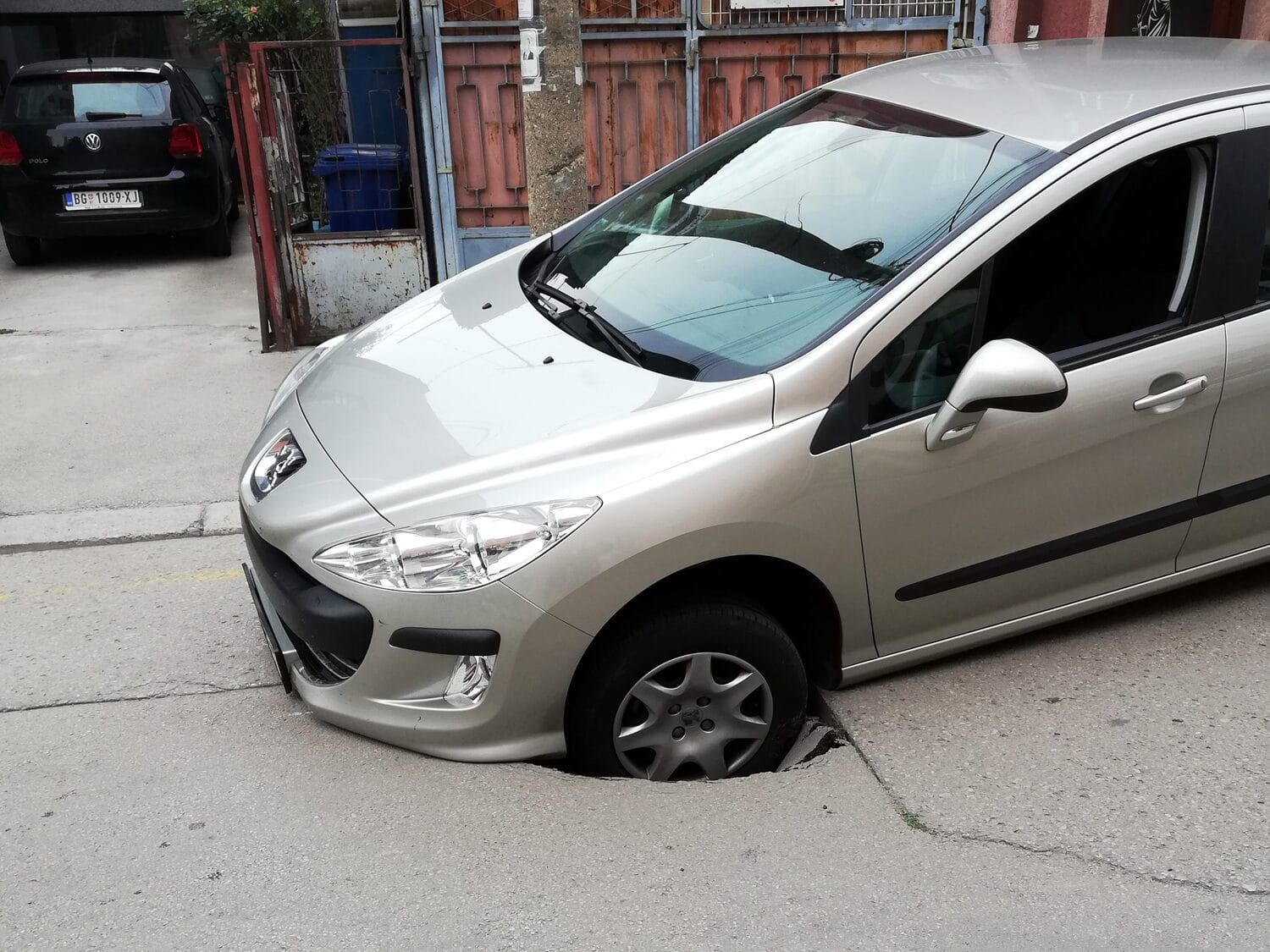 Foto-vest: Rupa kod Filozofskog fakulteta “progutala” točak automobila 1 Pezo u rupi Ulica Cirila i Metodija foto citalac scaled