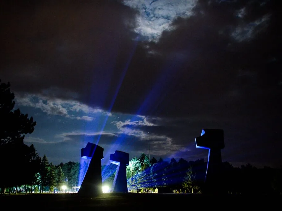 Tri pesnice koncert Vanja Keser