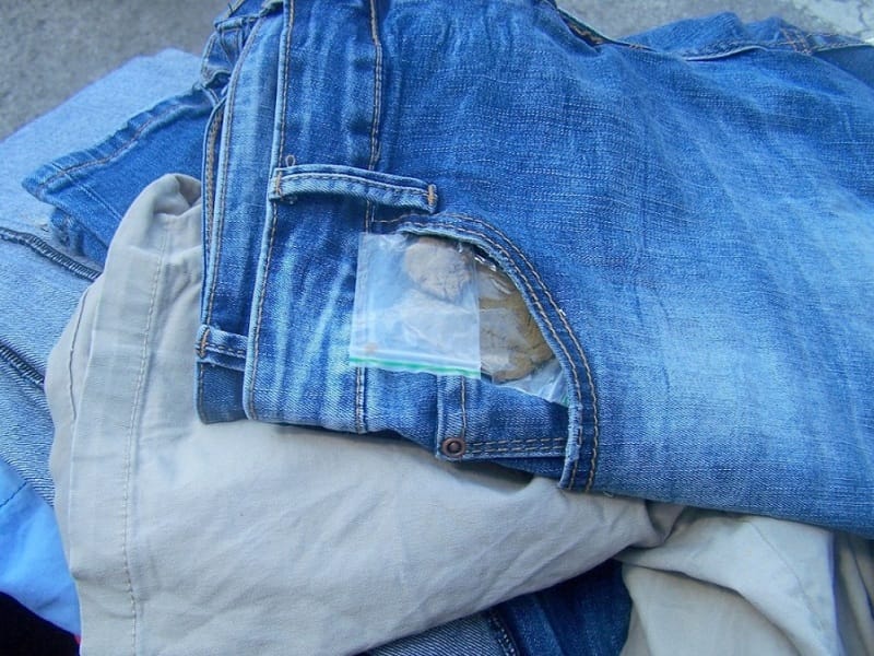 Hasis u dzepu farmerki foto Uprava carina