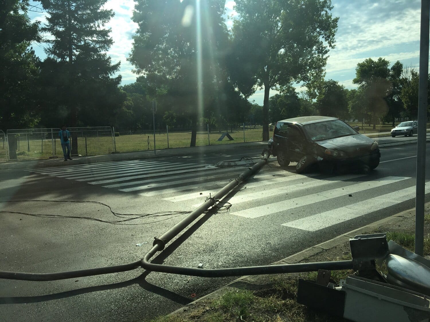 U udesu oborena bandera na Bulevaru Nikole Tesle u Nišu 1 Udes bandera foto V O