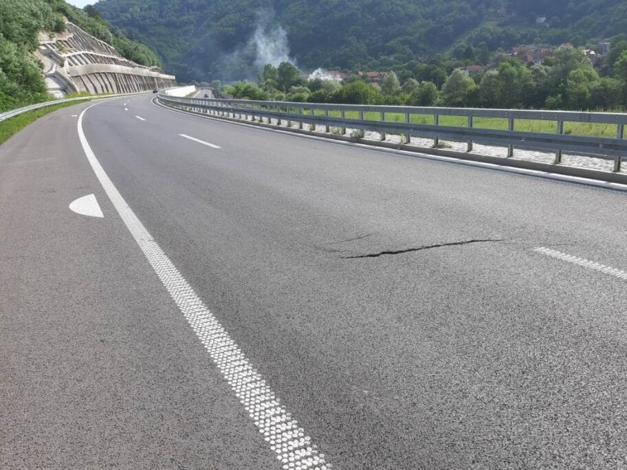 Popucao asfalt na pompezno otvorenom auto-putu kroz Grdeličku klisuru 1 popucaoasfalt foto koridori