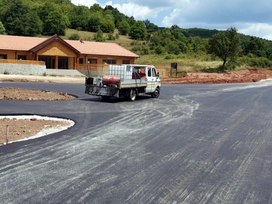 Asfaltiran put do Vizitorskog centra foto Opstina Pantelej