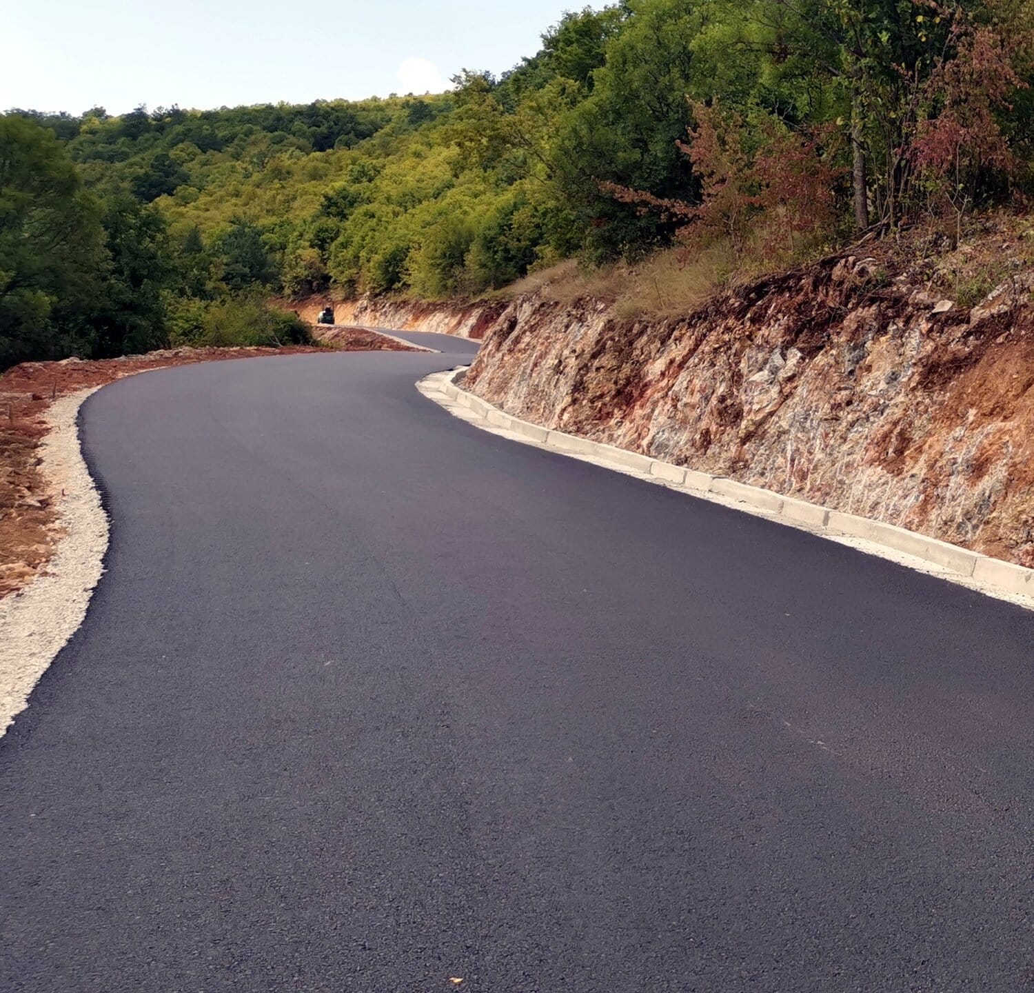 Asfaltiran put foto Opstina Pantelej