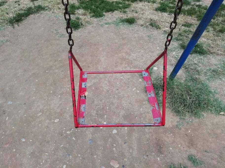 ljuljaska polomljena foto tr scaled