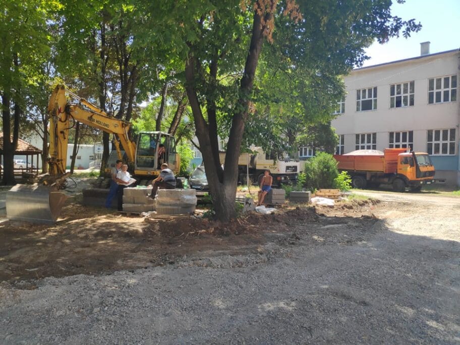 Masine stoje Njegos V M R