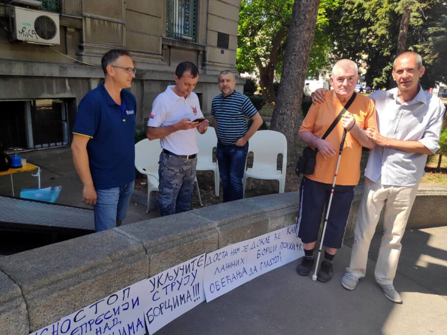 Grupa boraca protestuje ispred niške Gradske kuće - problem socijalne karte i povlastice 1 borci foto V M R