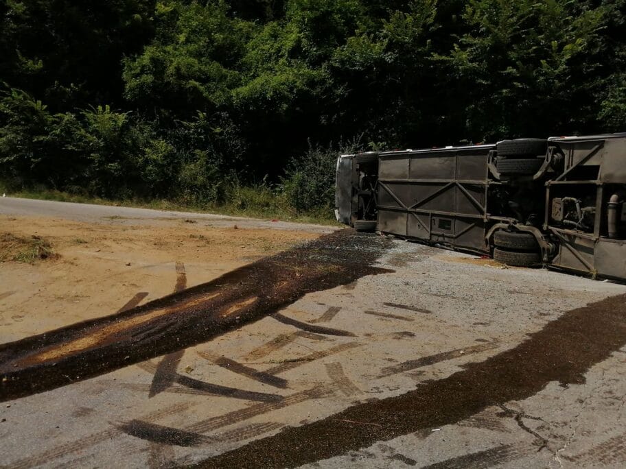 prevrnut autobus przar foto im