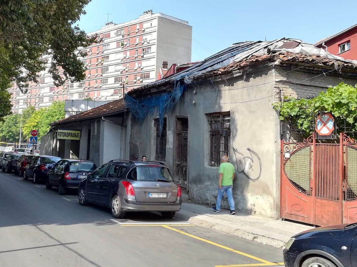 U Jug Bogdanovoj se urušava krov napuštene kuće, inspekcija najavljuje rušenje ili sanaciju 1 Jug Bogdanova urusena kuca foto Z S