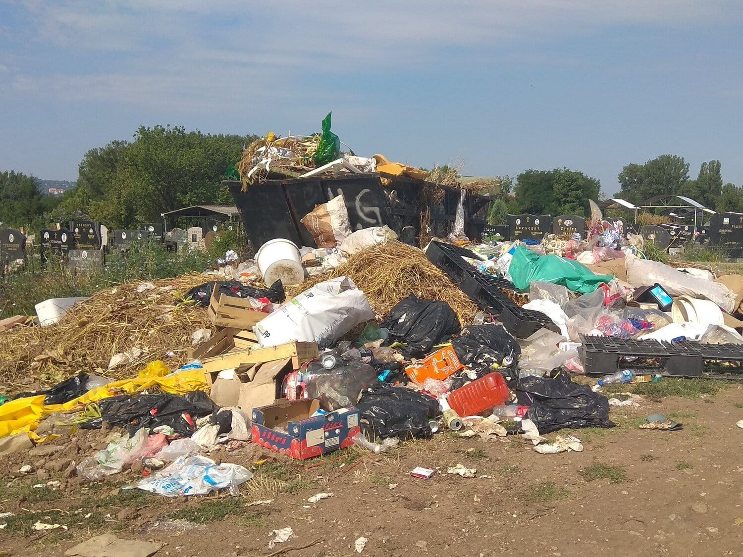 Na Vrežinskom groblju kao na deponiji - gajbe, tepisi, šut 1 Vrezinsko groblje Deponija