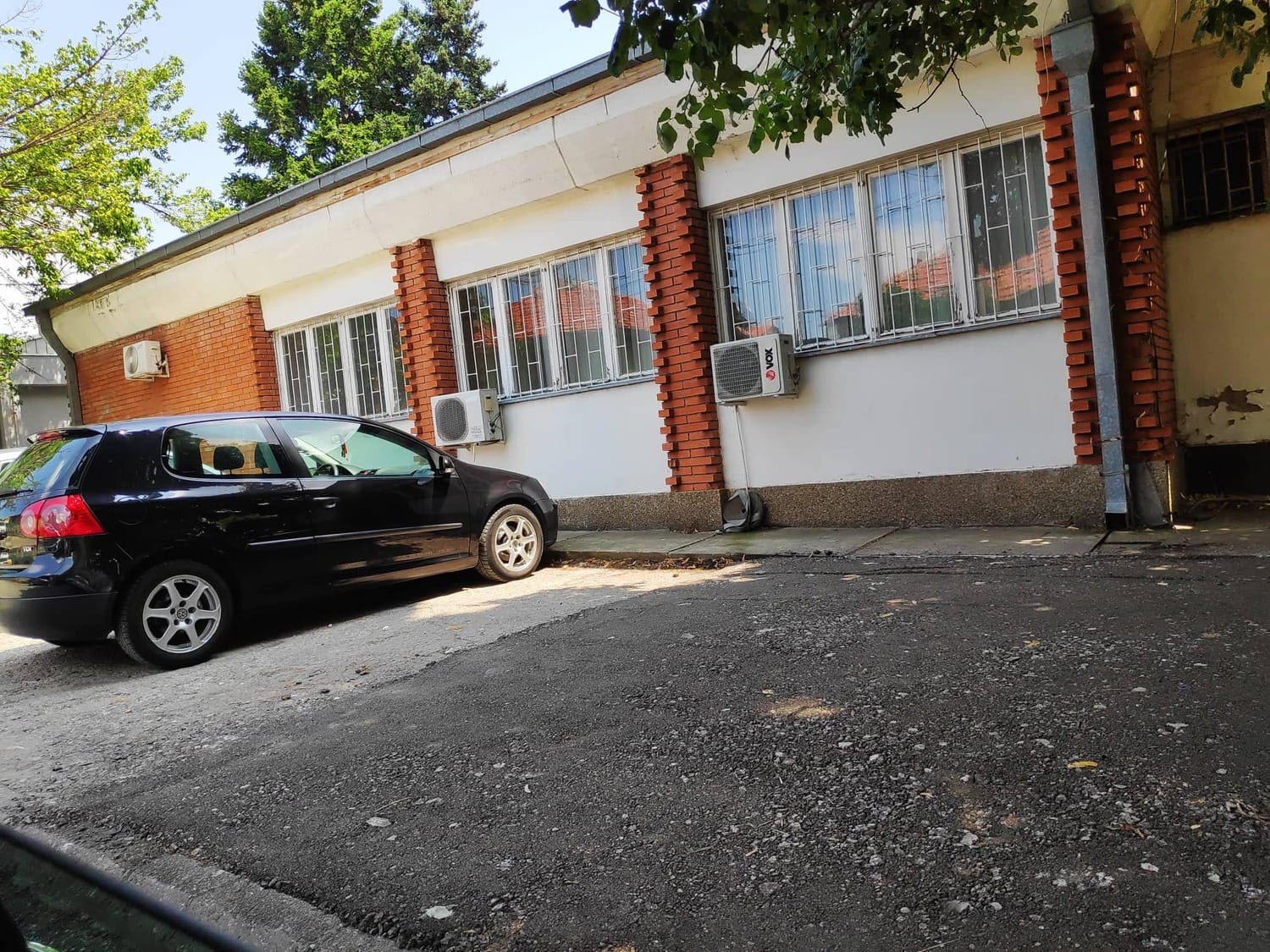 "Asfaltirano" zelenilo ispred policijske stanice u Panteleju 3 Obezbedili sebi parking foto S.M