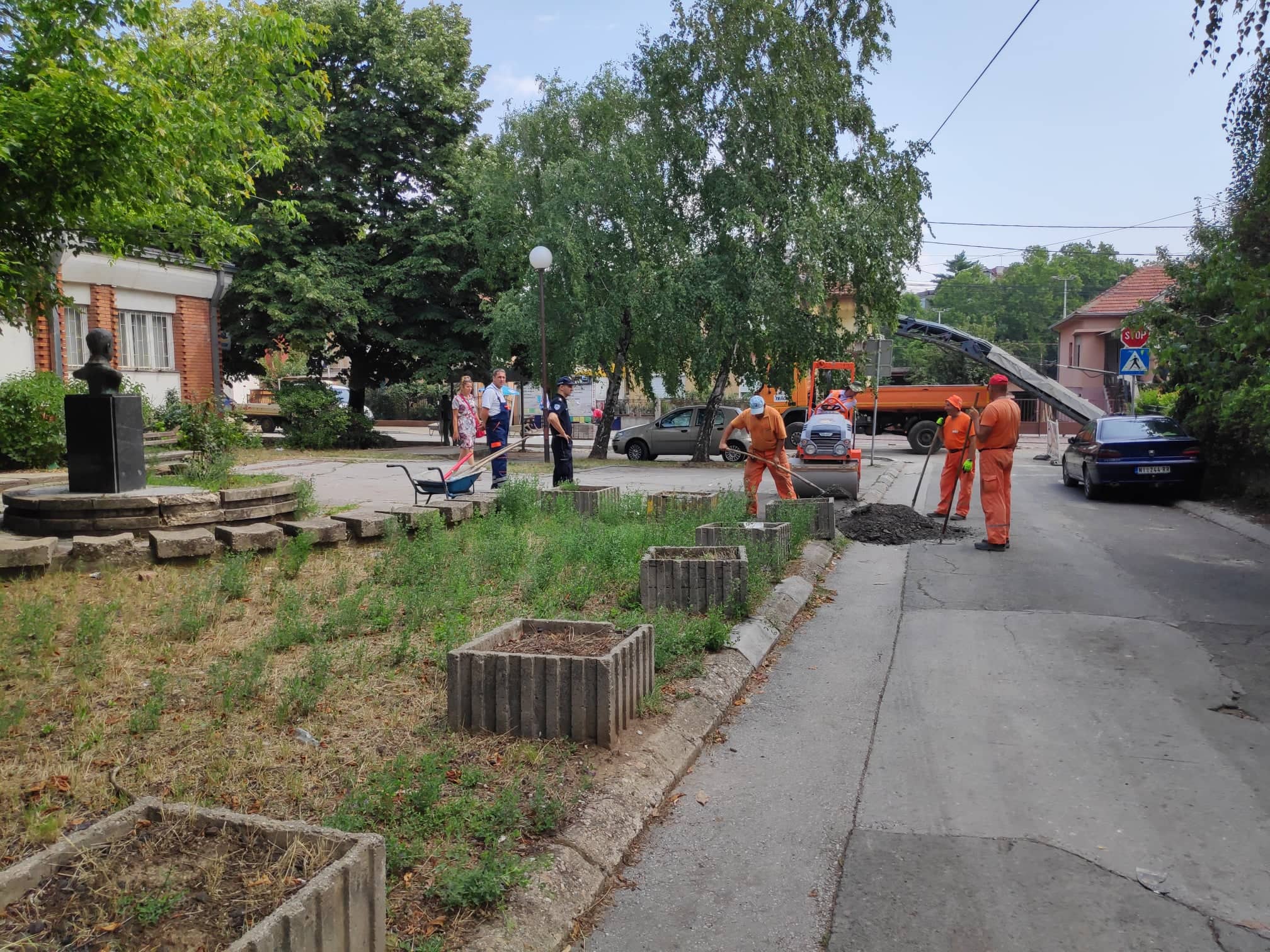 "Asfaltirano" zelenilo ispred policijske stanice u Panteleju 2 parking policija 3 foto S.M