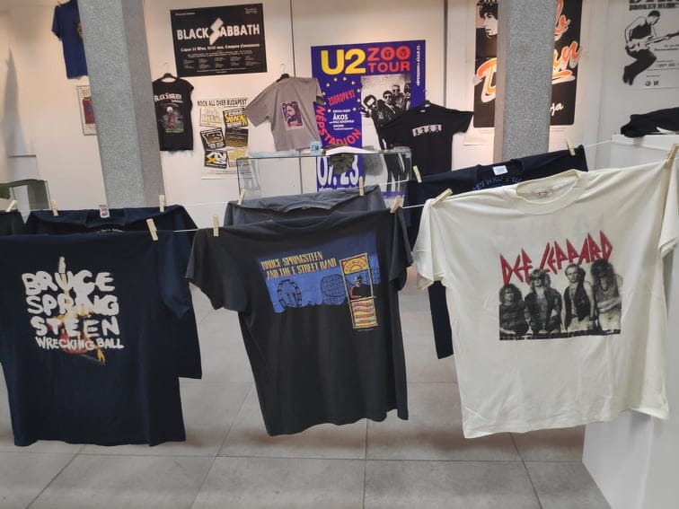 U Sinagogi u Nišu večeras otvaranje izložbe Arinih koncertnih artefakata 15 Majice Izlozba Foto V M R