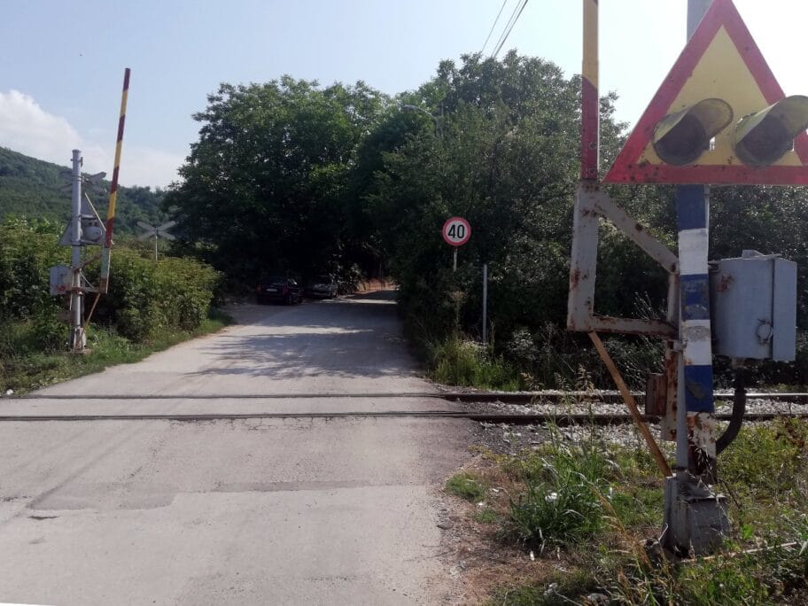 Železnice: Radnici rampu zaglavili motkom tokom zamene delova 1 Rampa sa motkom foto citalac