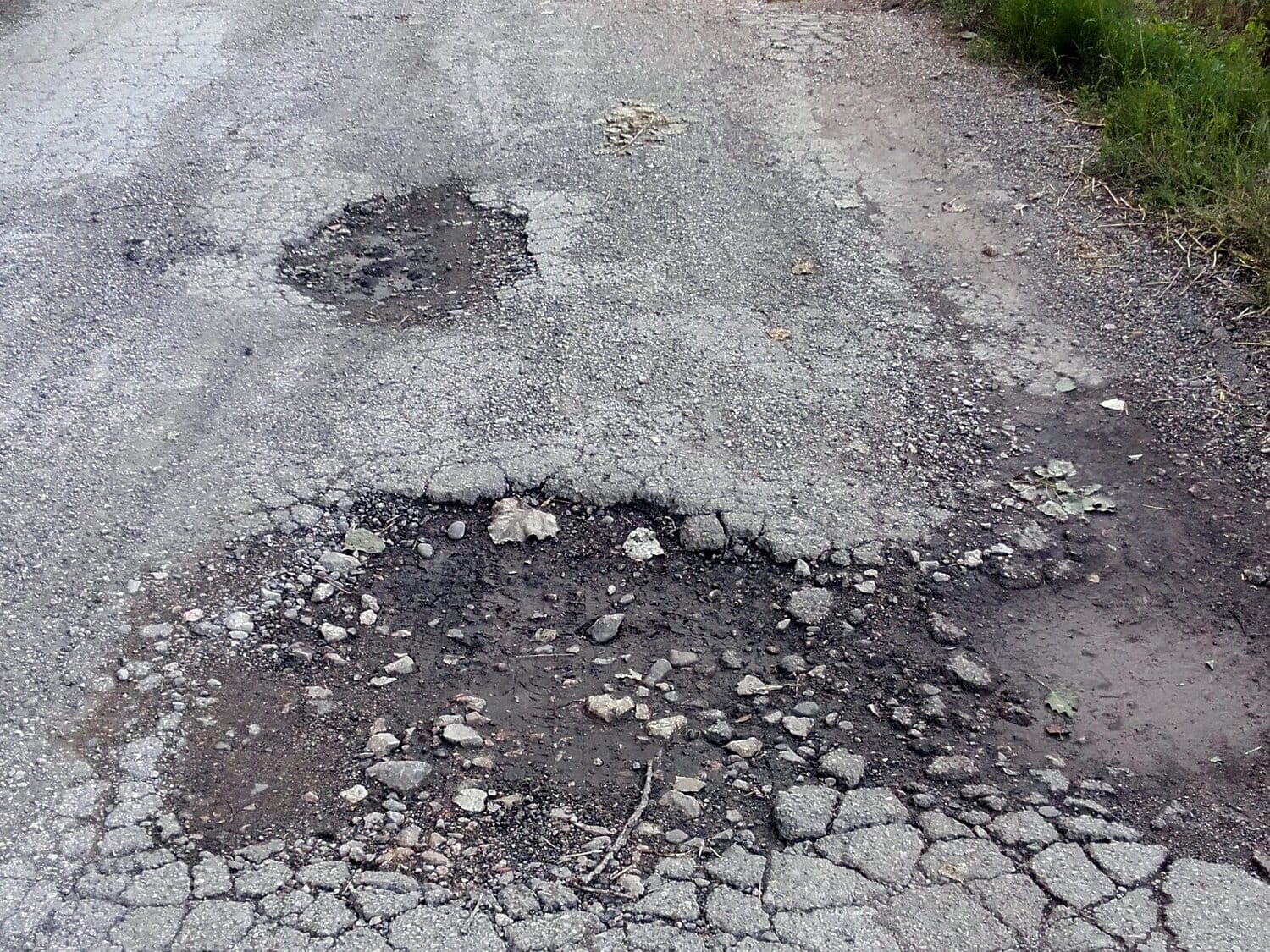 Put od Ostrovice ka Ravnom dolu neprohodan od rupa, nadležni obećavaju sanaciju 1 Rupe Ostrovica foto citalac