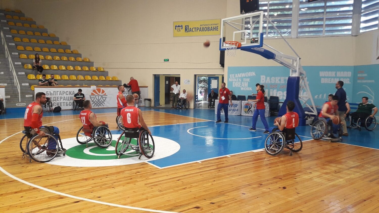 Zagrevanje pred utakmicu pod nadzorom Miljana Hadžovića i Anje Lazić - foto Marko Aleksandrović