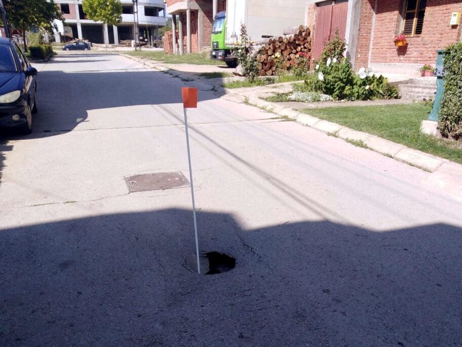 Zastavica u rupi foto citalac