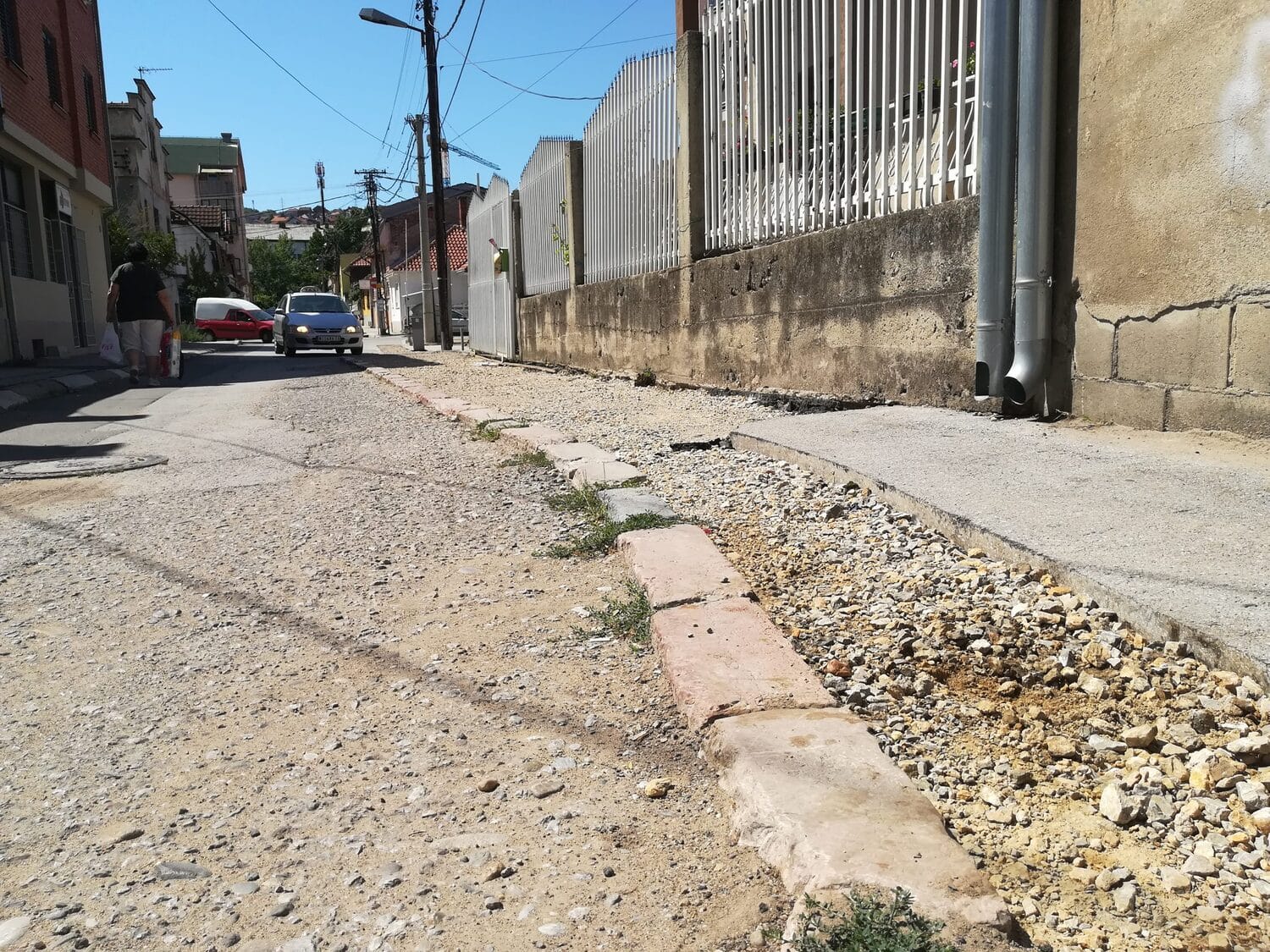 Ulice Majke Jevrosime i Dositeja Obradovica raspokani trotoar rizla foto Juzne vesti Milica Jovanovic scaled