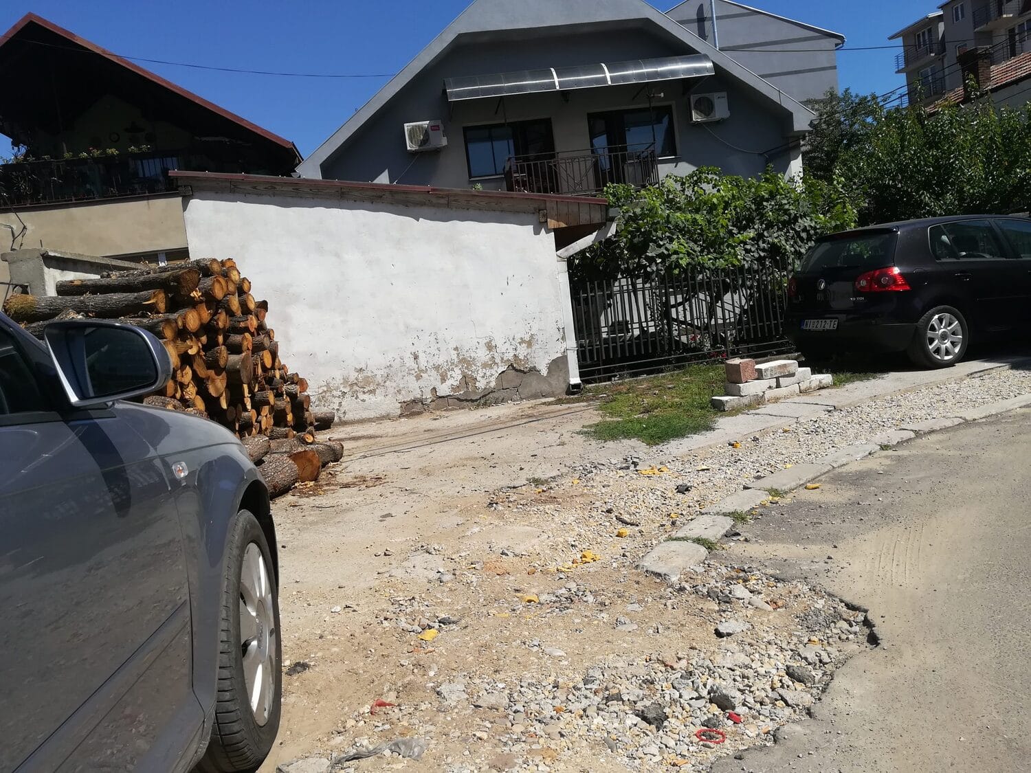 Ulice Majke Jevrosime i Dositeja Obradovica raspokani trotoar rizla 3 foto Juzne vesti Milica Jovanovic scaled