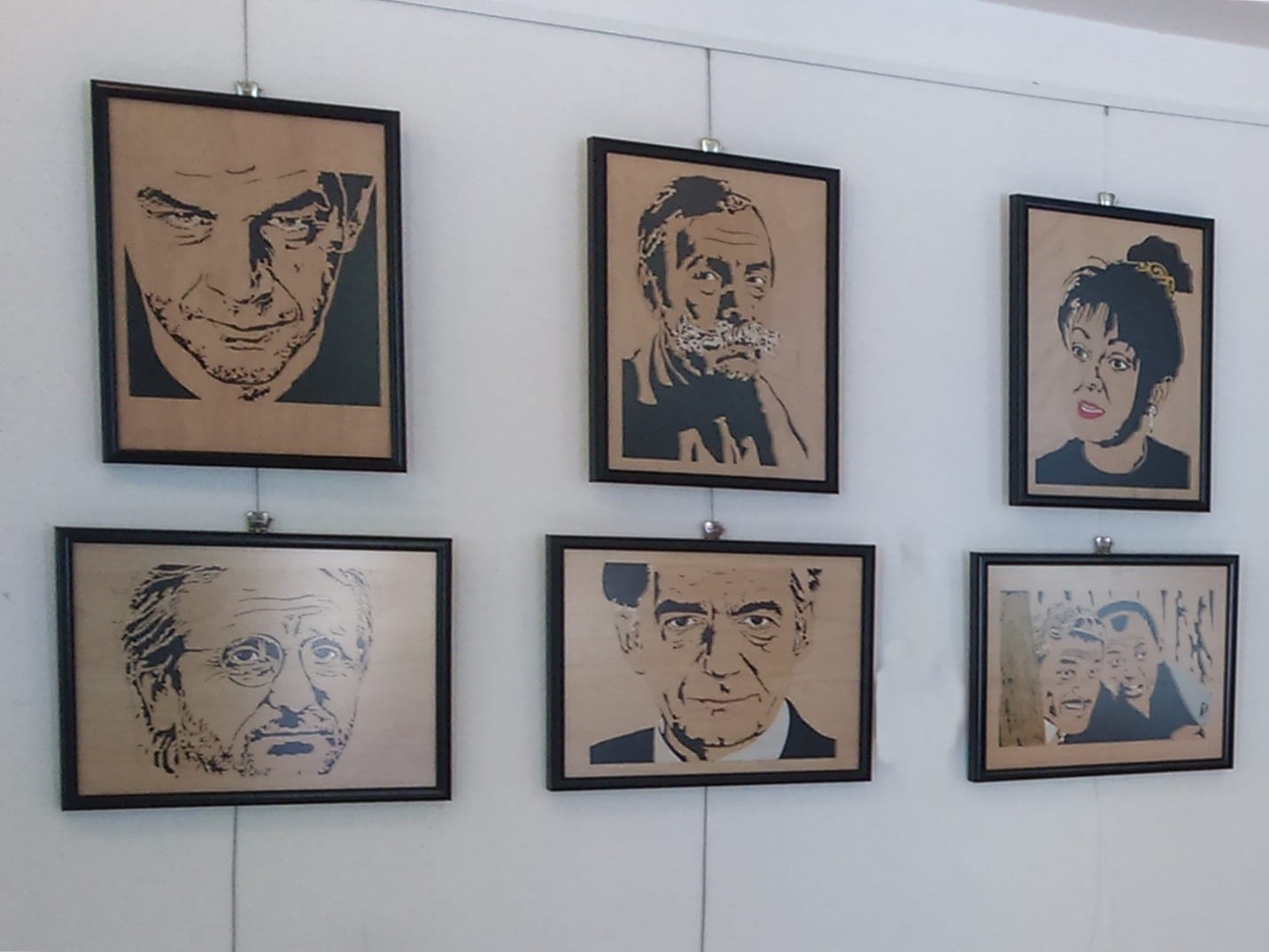 Izložba portreta srpskih glumaca u Medveđi 1 Izlozba Medvedja foto Kulturni centar Medvedja