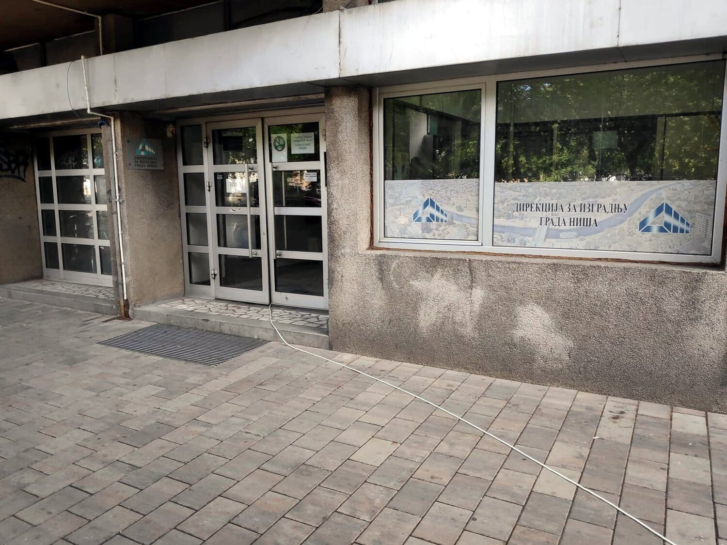 Radovi u niškom parku uz produžni kabl i struju iz javnog preduzeća 1 Struja Direkcija foto JV M Z