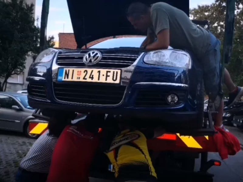 Pas i mače spašeni iz motora automobila, asistirao i "Parking servis" 5 zoo prtscr