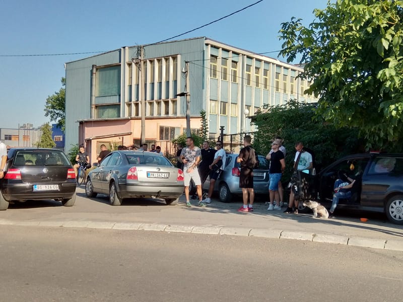 igraci domace ekipe cekaju da se stadion otkljuca