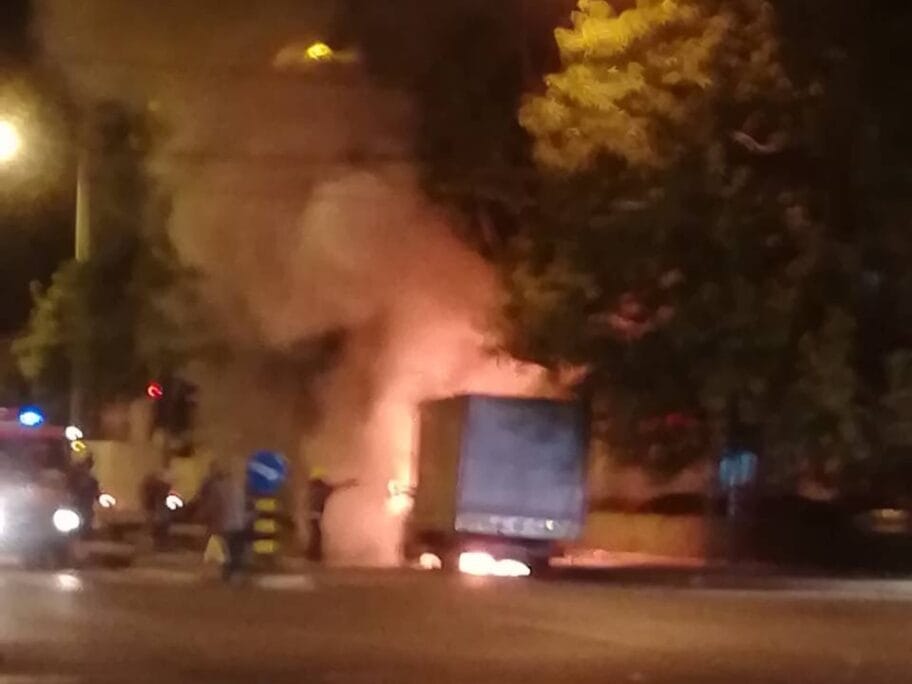 Zapalio se kamion u Knjaževačkoj ulici 4 IMG f1c442a23c7d37b4f59ff4d9cd88f1cc V Cropped
