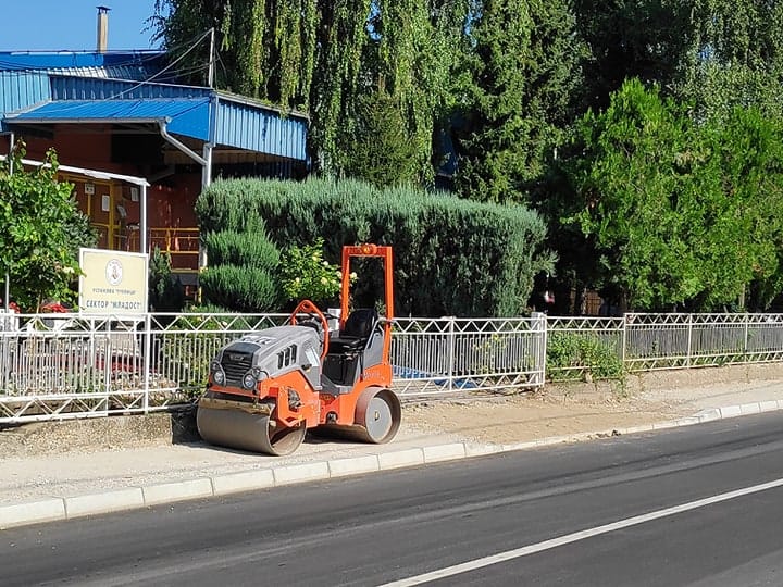 Trotoar Kosovke devojke masina Foto V M R