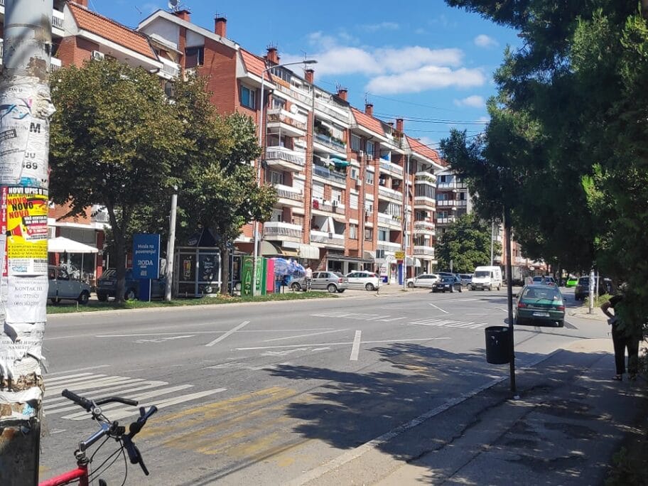 U Knjaževačkoj dva udesa za 40 minuta, u jednom povređen vozač i putnica motora 13 Autobusko stajaliste Knjazevacka Foto V M R