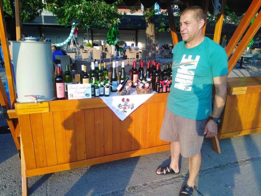 Vinski bal otvoren hranom, pićem, "Leksington bendom" i plivanjem za burence 20 Zoran Popovic pobednik Vinskog bala foto Agencija Publika