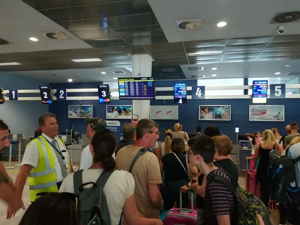 Slučaj otkazanih letova "Air Srbija": Avio-kompanija bez rezervnog aviona, putnici bez informacija 1 cetinje foto ja