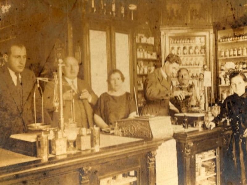 Karlo Skacel u apoteci foto Muzej Ponisavlja