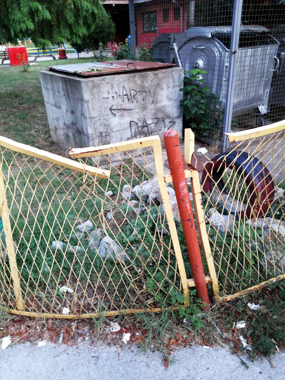 Zvoncic dvoriste2; foto: citalac