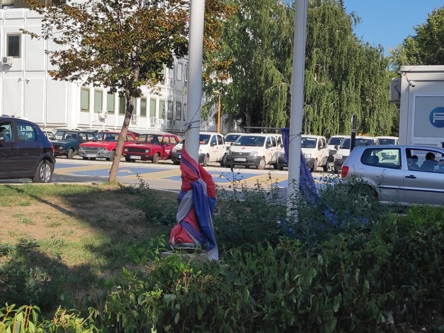 Srpska zastava vijorila se za otvaranje, sada zgužvana kao krpa ispred javne garaže u Nišu 3 Zastava Srbije parking Foto V M R