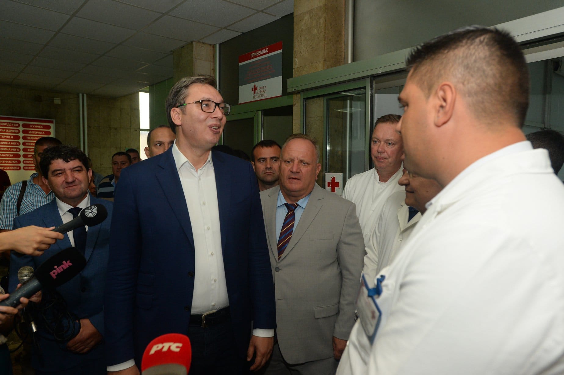 aleksandar vucic u leskovcu bolnica foto fb aleksandar vucic