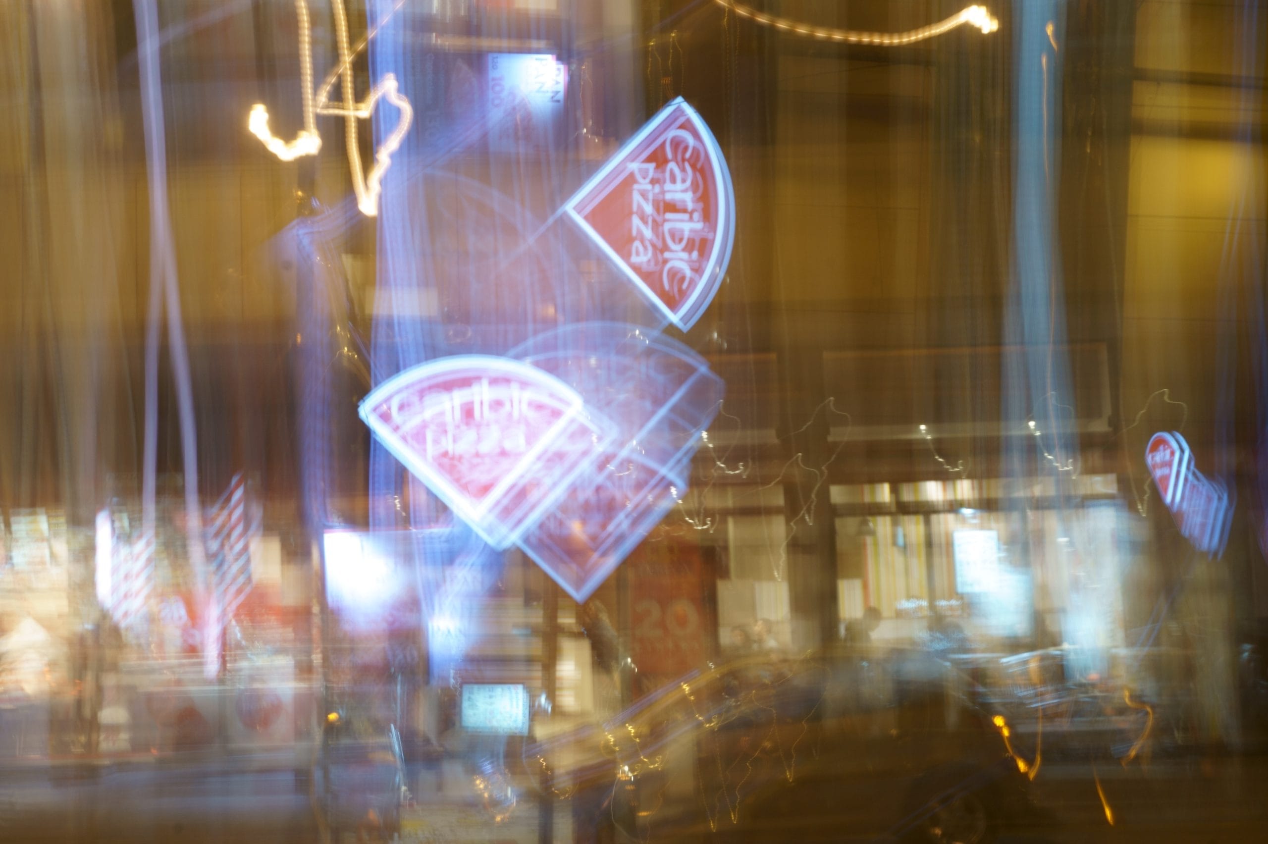 Fotografije Niša na izložbi u kafeu "Dnevna soba" 1 Teodora Nikolic Istrazi zivot iznutra noc 2018 19 24 scaled