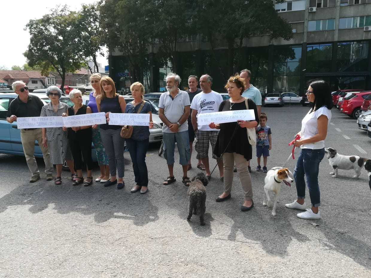 Protest građana Sinđelićevog trga - nećemo javnu garažu, već zelenilo 1 Protest parking foto JV J A