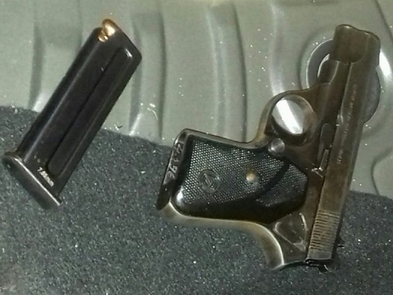 Pistolj i okvir foto Uprava carina