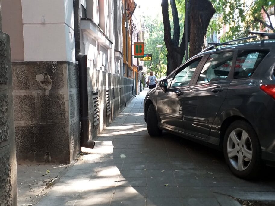 Nepristupacan trotoar2 foto Media centar Nis