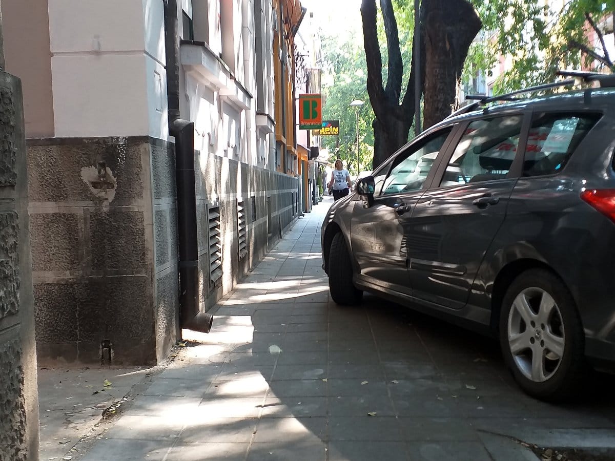 Nepristupacan trotoar2 foto Media centar Nis