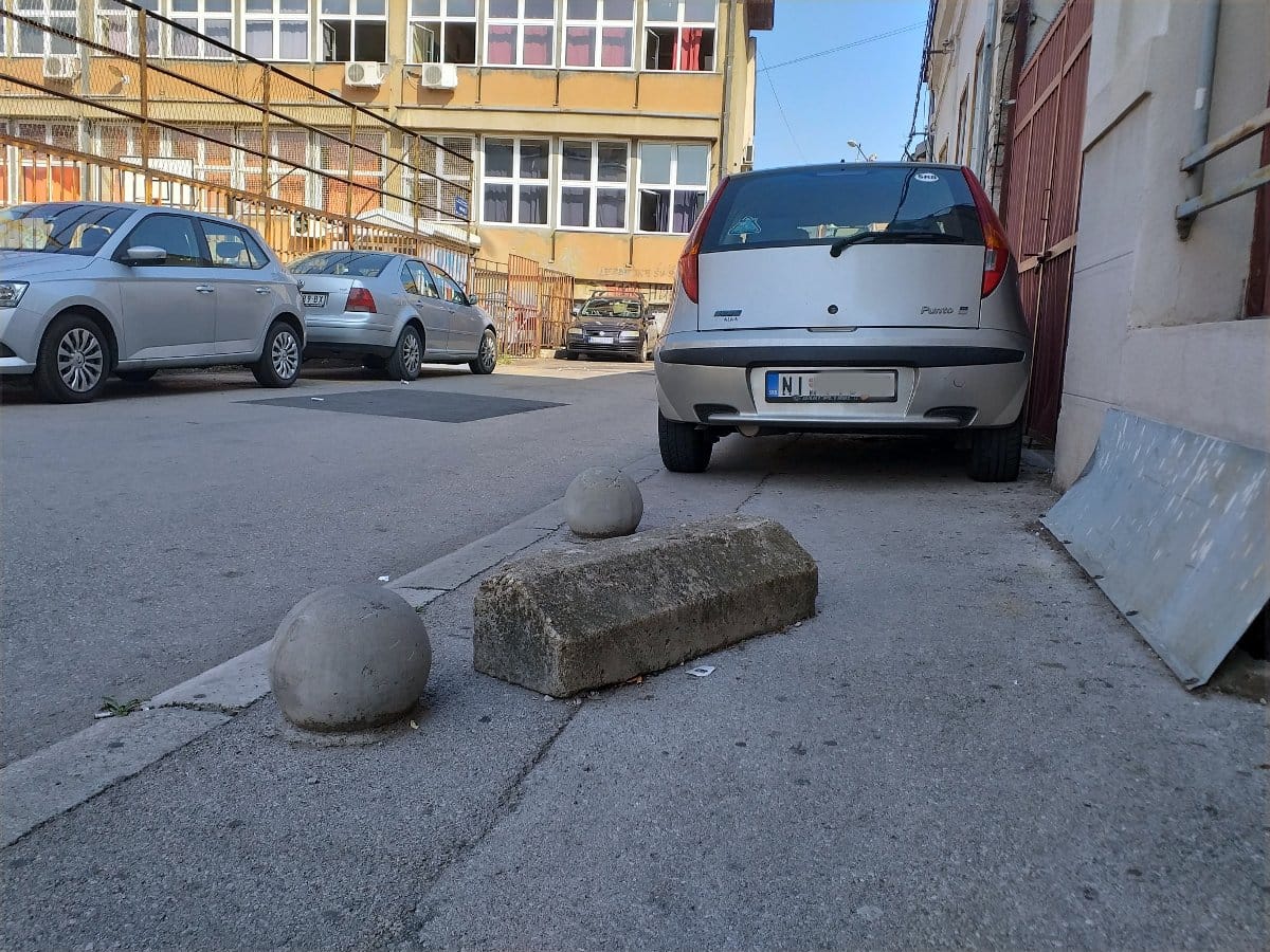 Nepristupacan trotoar; foto: Media centar Nis