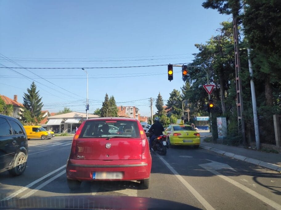 Semafor u Durlanu ne radi danima - popravka najavljena za sledeću nedelju 8 Semafor Proleterska Foto V M R