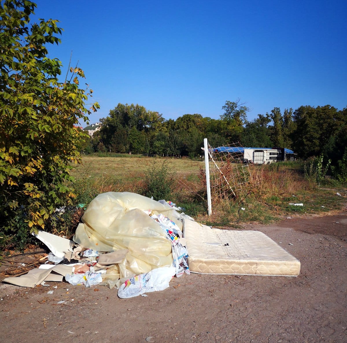 Smece kod stadiona1; foto: citalac