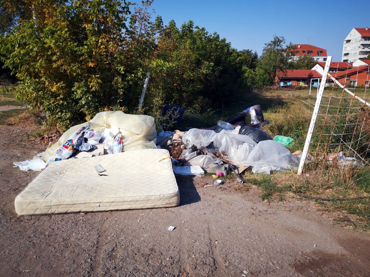 Smece kod stadiona; foto: citalac