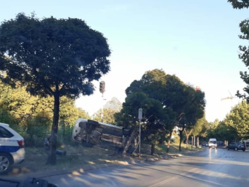 Prevrnuo se auto u blizini Apelacionog suda u Nišu 20 Udes B Antic