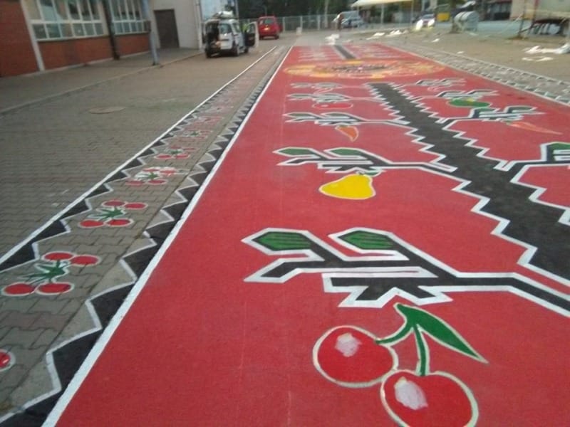 Motiv pirotskog ćilima na parkingu 12 cilim foto Ljuba Pejcic