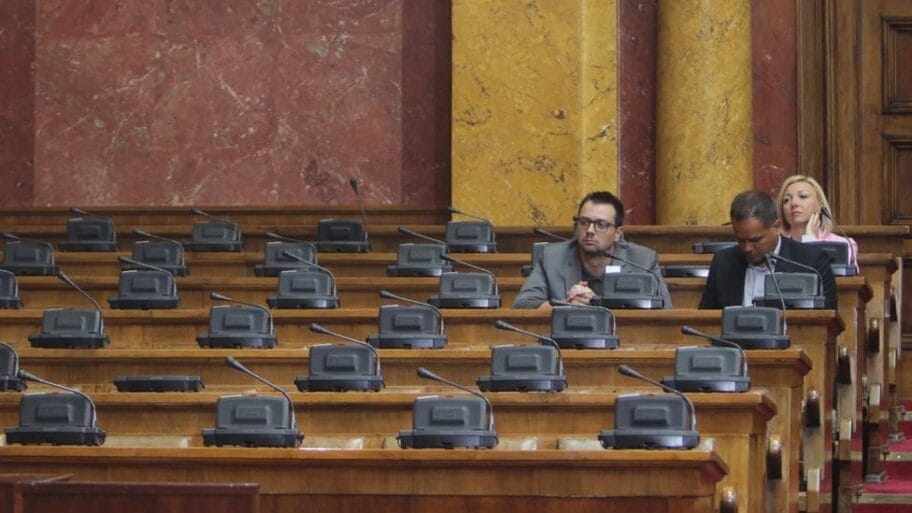 108857642 33473547 b