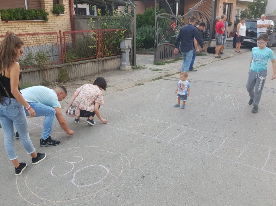 Omladinci DS iscrtavanje policajaca foto DS Nis