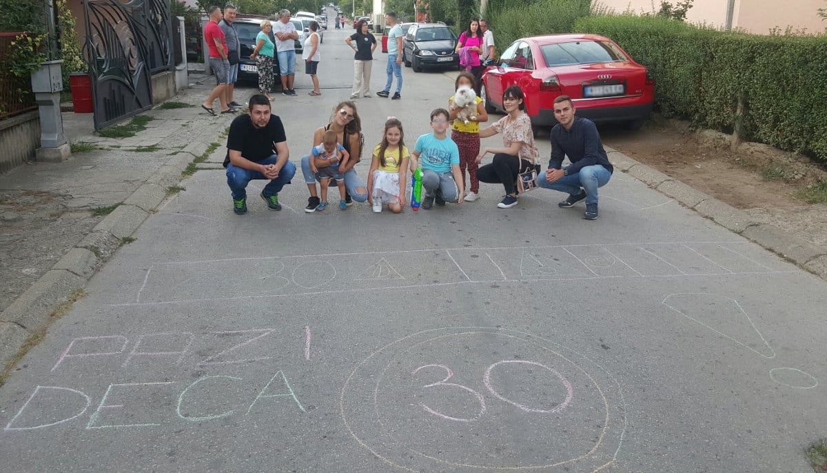 Omladinci DS iscrtavanje policajaca1 foto DS Nis