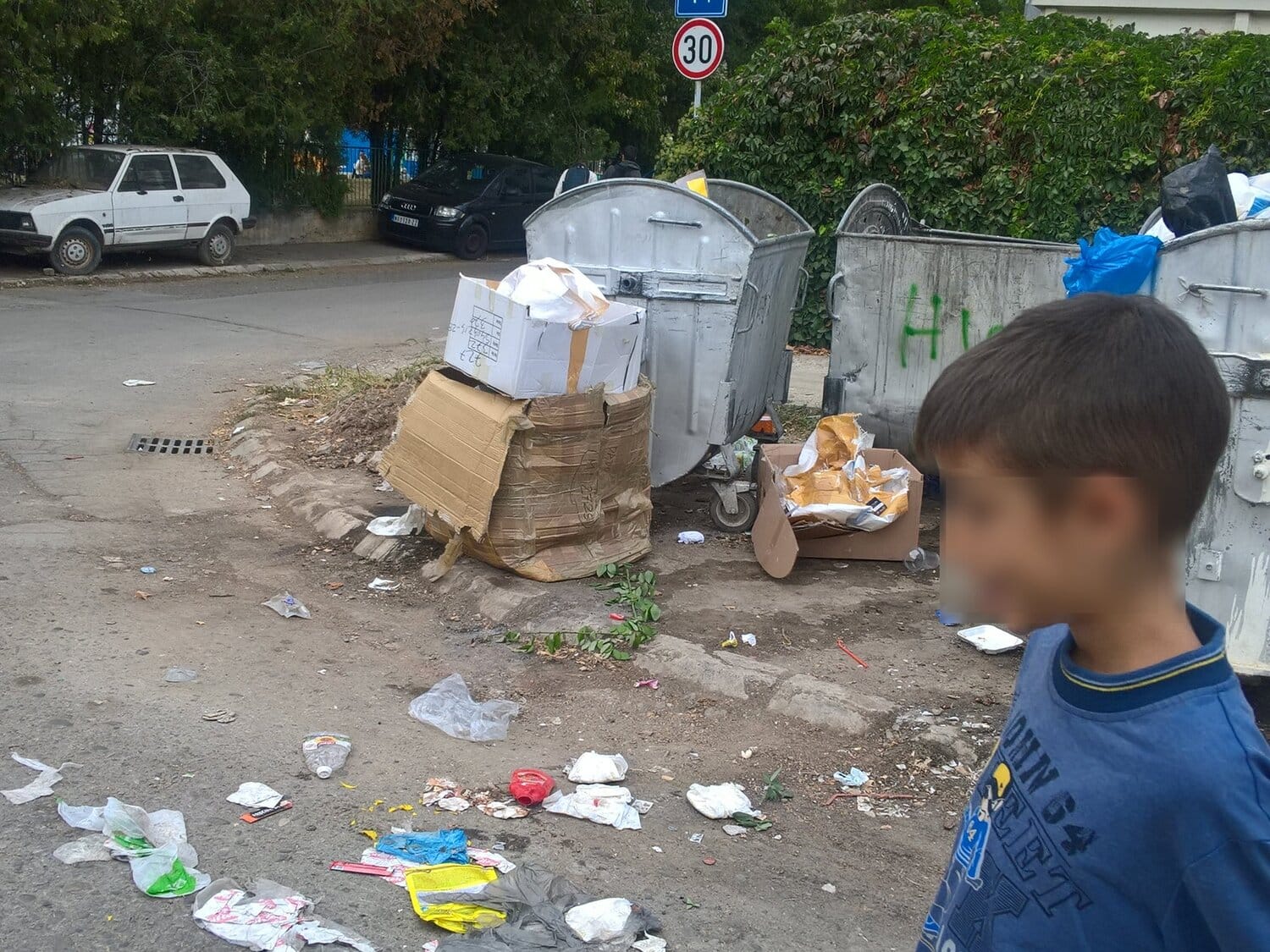 Do OŠ "Čegar" deca idu kolovozom i pored smeća 1 Smece oko kontejnera pored OS Cegar Prijavi problem